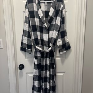 Leveret 100% cotton robeSize XL
red flannel pic attached to show length
Paid $80